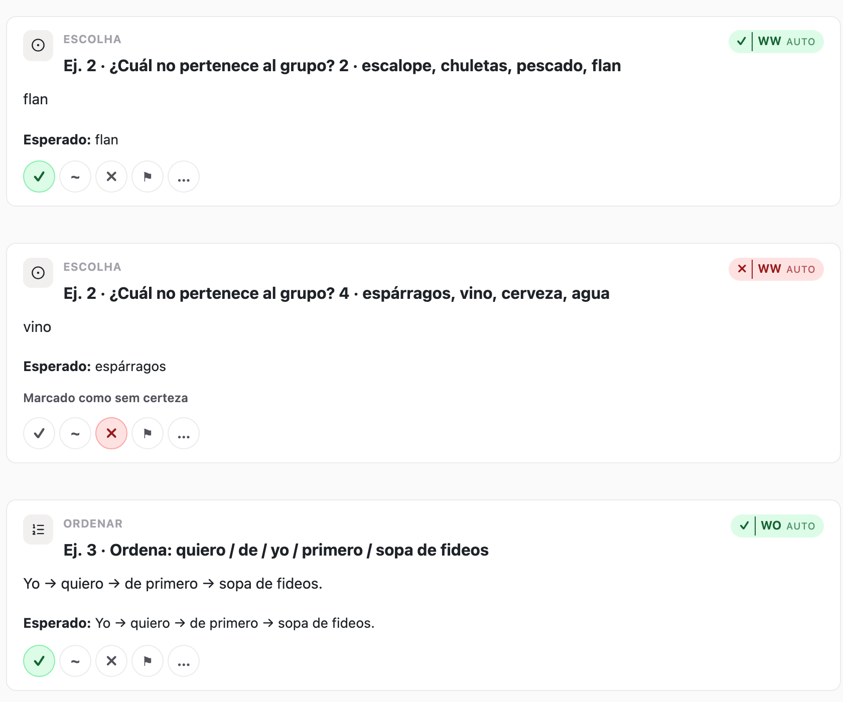 Três itens de uma tarefa em revisão: a resposta do aluno, o esperado, e para cada um o julgamento com o código de erro — dois certos, um errado.